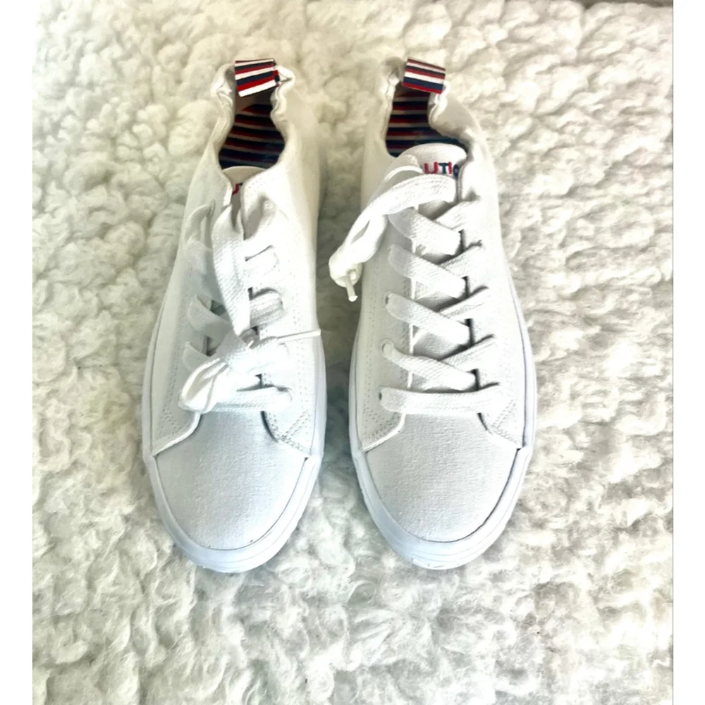 Nautica women's white casual sneakers with a striped heel counter size 10